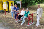 Martin Minde (Bild Mitte) hat die Idee der Mitfahrerbänke mit nach Vetschau gebraucht
